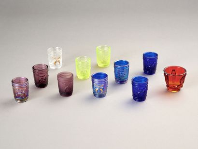 Réunion de 10 gobelets maçonniques en verre...