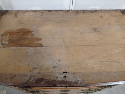 Commode à façade légèrement cintrée en bois...