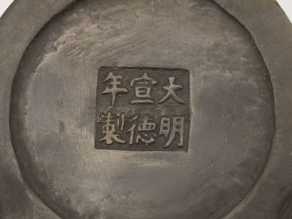 CHINE

Pot en bronze patiné, orné de deux...