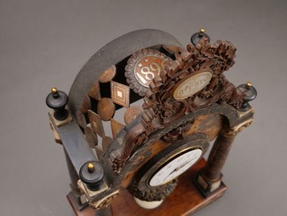 Curieuse pendulette en bois de placage et...