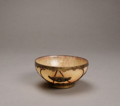 CHINE.

Petite coupe en pierre dure orangée.

Monture...