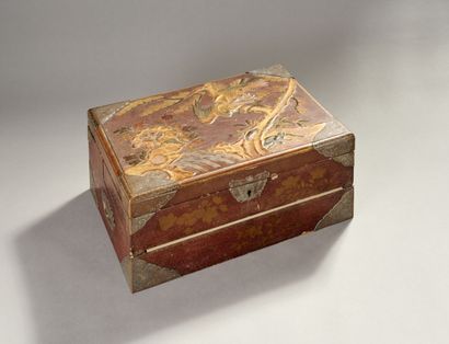 Coffret écritoire en laque à décor toute...