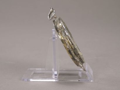 Pendentif formant médaillon en métal doré.

Décor...