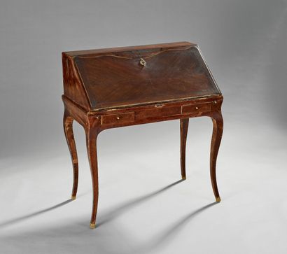Bureau de pente toutes faces en placage d'amarante.

Ouvre...