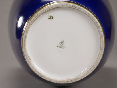Sèvres, 1907.

Vase en porcelaine à décor...