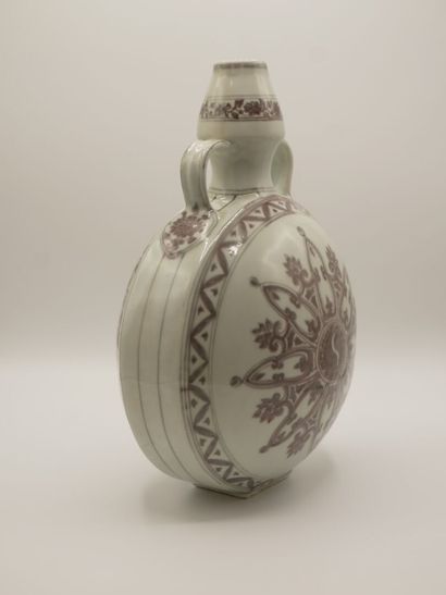 CHINE.

Gourde en porcelaine à décor manganèse...