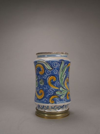 Albarello en faience polychrome, à décor...