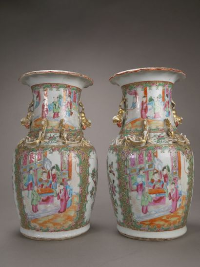 CANTON.

Paire de vases balustres en porcelaine...