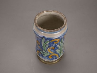 Albarello en faience polychrome, à décor...