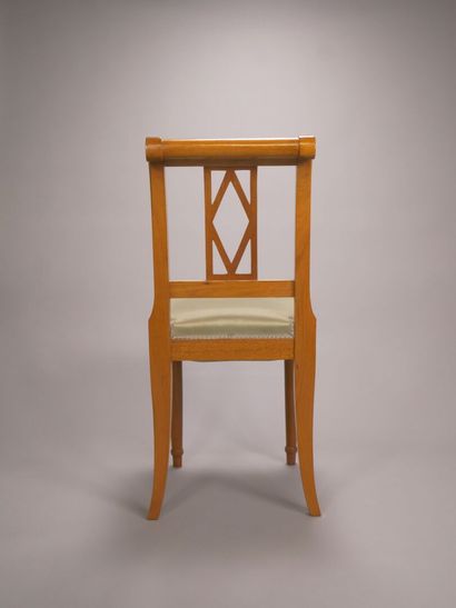 Paire de chaises en bois naturel.

Dossier...