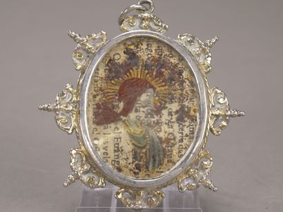 Pendentif formant médaillon en métal doré.

Décor...