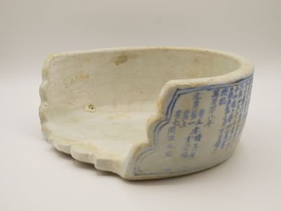 CHINE

Élément en porcelaine bleue et blanche...