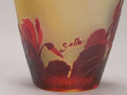 Émile GALLÉ (1846-1904).

Vase en verre nuancé...