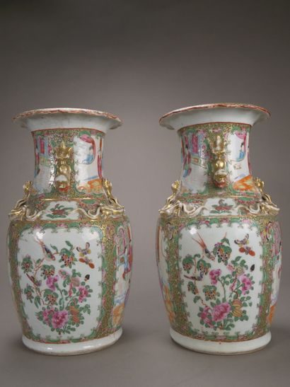 CANTON.

Paire de vases balustres en porcelaine...