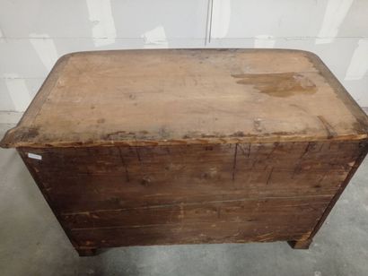 Commode à façade légèrement cintrée en bois...