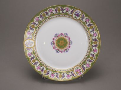 SEVRES, 1864.

Assiette en porcelaine polychrome...