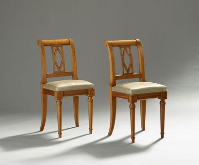 Paire de chaises en bois naturel.

Dossier...