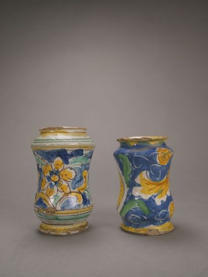 Deux albarels en faience polychrome.

L'un...