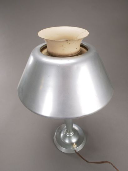 Lampe moderniste de bureau en métal nickelé...