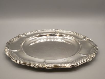 Plat rond en argent bordé de filets et rubans...