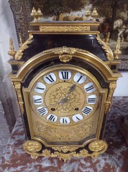 Pendule à poser en écailles brunes.

La façade...