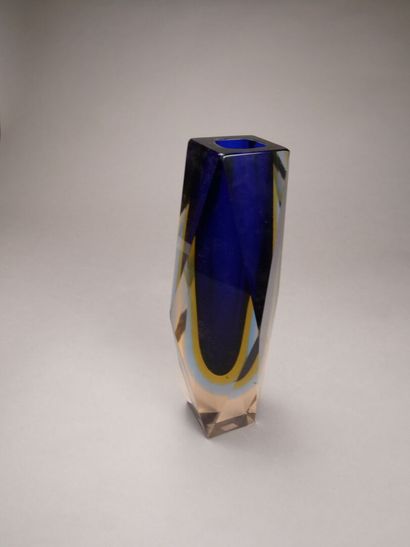MURANO.

Vase à section losangique.

Intérieur...