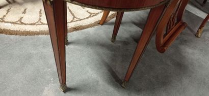 Table de salon en placage de bois de rose...