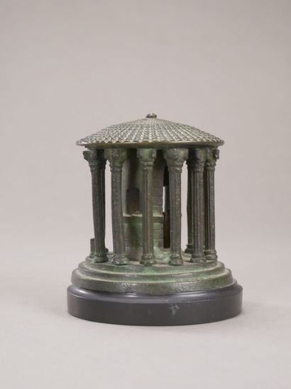 Curieux brûle-parfum en bronze à patine verte.,...