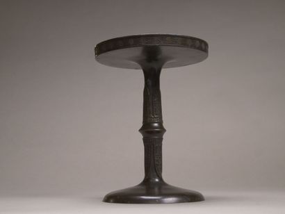 CHINE.

Curieux support en bronze patiné.

Fût...