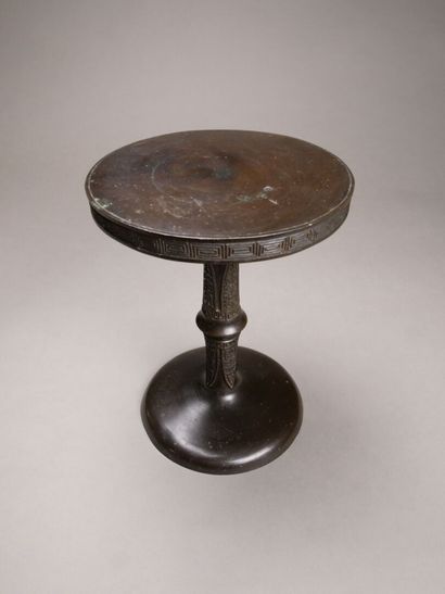 CHINE.

Curieux support en bronze patiné.

Fût...