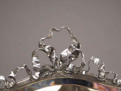 Miroir de table en bronze argenté.

La partie...