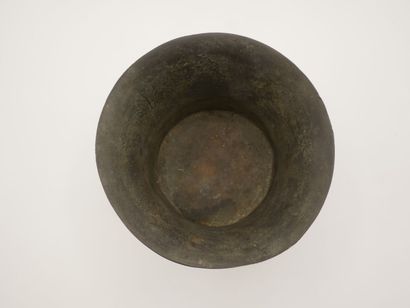 CHINE

Pot en bronze patiné, orné de deux...