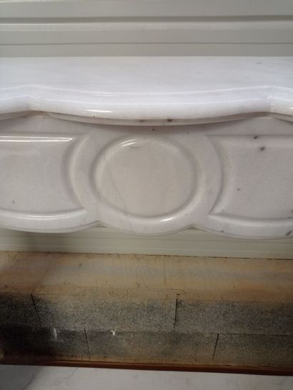 Cheminée en marbre blanc veiné.

Manteau...