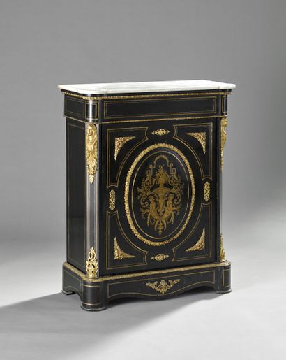 Meuble à hauteur d'appui en bois noirci.

Ouvre...
