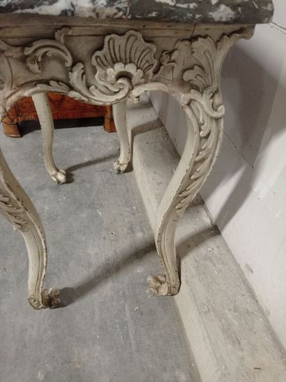 Console d'entre-deux en bois sculpté et relaqué...