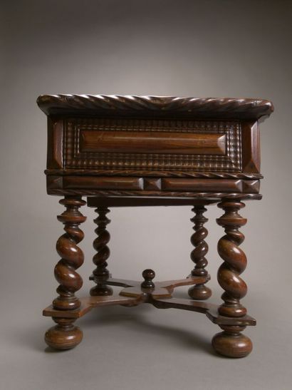 Petit bureau dit de maîtrise en palissandre...