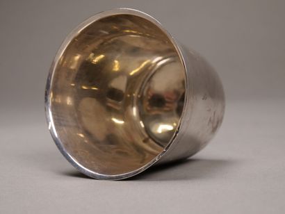 Petite gobelet en argent souligné de filets.

Poinçon...