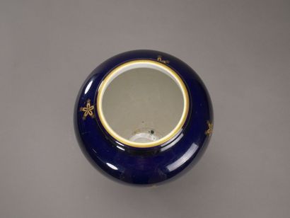 Sèvres, 1907.

Vase en porcelaine à décor...