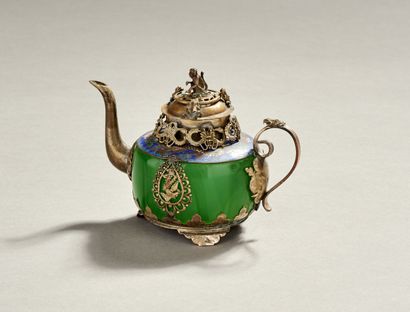 CHINE.

Petite théière en argent? et métal.

Le...