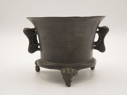 CHINE

Pot en bronze patiné, orné de deux...