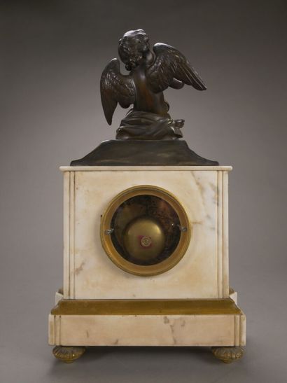 Pendule borne en marbre blanc et bronze.

la...