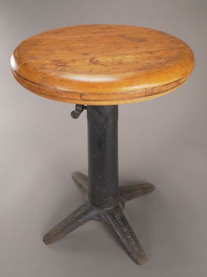 SINGER

Tabouret industriel.

Piétement en...