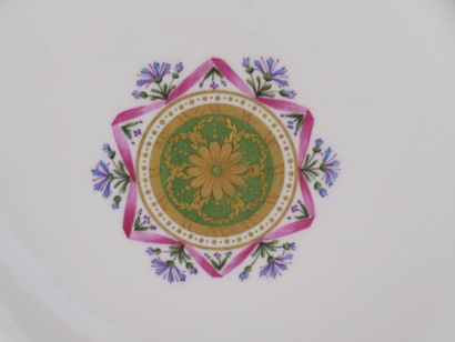 SEVRES, 1864.

Assiette en porcelaine polychrome...