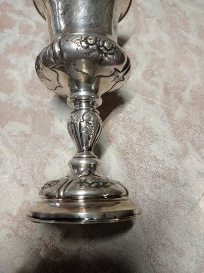 Curieux hanap maçonnique couvert en argent.

La...