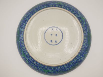 CHINE

Assiette en porcelaine à décor d'un...