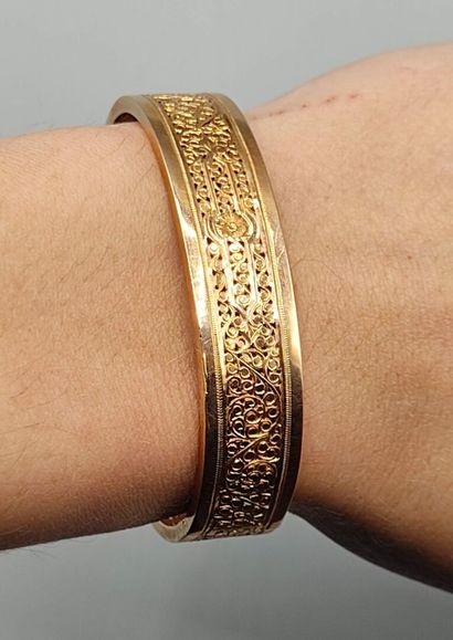 Bracelet rigide en or 750°° orné de motifs...