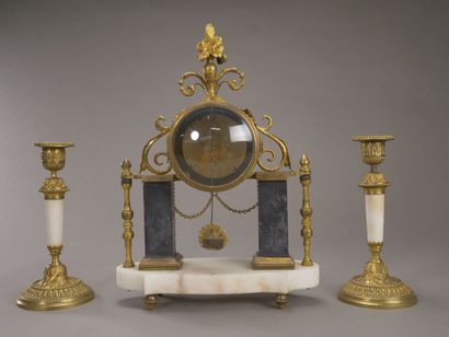Petite garniture de cheminée en bronze doré....