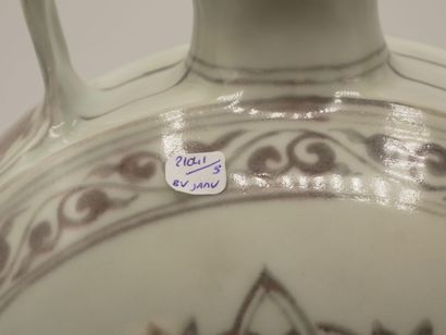 CHINE.

Gourde en porcelaine à décor manganèse...