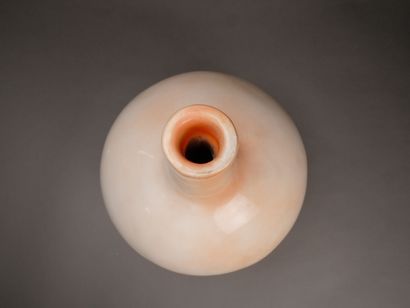 Vase boule à col étroit en céramique orangée.

H:...