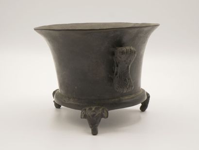CHINE

Pot en bronze patiné, orné de deux...